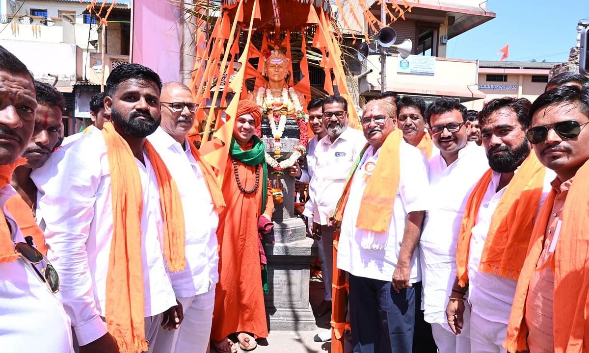 ಮೂಡಲಗಿಯ ಬಸವ ಯುವಕ ಸಂಘದವರು ಬಸವ ಜಯಂತಿ ಅಂಗವಾಗಿ ಸೋಮವಾರ ಏರ್ಪಡಿಸಿದ್ದ ಮೆರವಣಿಗೆಗೆ ಪಂಚಮಸಾಲಿ ಪೀಠದ ಜಗದ್ಗುರು ಬಸವಜಯ ಮೃತ್ಯುಂಜಯ ಸ್ವಾಮೀಜಿ ಚಾಲನೆ ನೀಡಿದರು.   