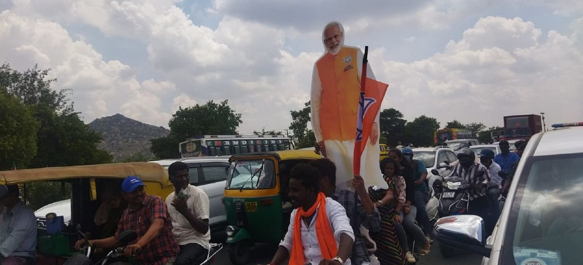 ಪ್ರಧಾನಿ ಮೋದಿ ಕಟೌಟ್‌ ಸಾಗಿಸುತ್ತಿರುವ ದೃಶ್ಯ