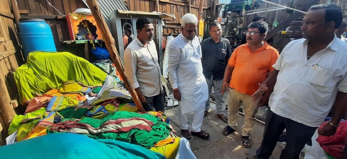 ಮಹಾಲಿಂಗಪುರದ ಕೆಂಗೇರಿಮಡ್ಡಿಯಲ್ಲಿ ಮಳೆಯಿಂದ ಹಾನಿಗೀಡಾದ ಮನೆಗಳಿಗೆ ಶಾಸಕ ಸಿದ್ದು ಸವದಿ ಭೇಟಿ ನೀಡಿ ಪರಿಶೀಲಿಸಿದರು