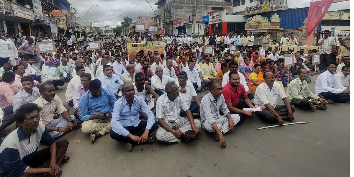 ಬನಹಟ್ಟಿಯಲ್ಲಿ ವಿದ್ಯುತ್ ದರ ಏರಿಕೆಯನ್ನು ಖಂಡಿಸಿ ನೇಕಾರರು ಎರಡು ಗಂಟೆಗಳಿಗಿಂತ ಹೆಚ್ಚು ಕಾಲ ಜಮಖಂಡಿ ಕುಡಚಿ ರಾಜ್ಯ ಹೆದ್ದಾರಿಯನ್ನು ಬಂದ್ ಮಾಡಿ ಪ್ರತಿಭಟನೆ ನಡೆಸಿದರು.