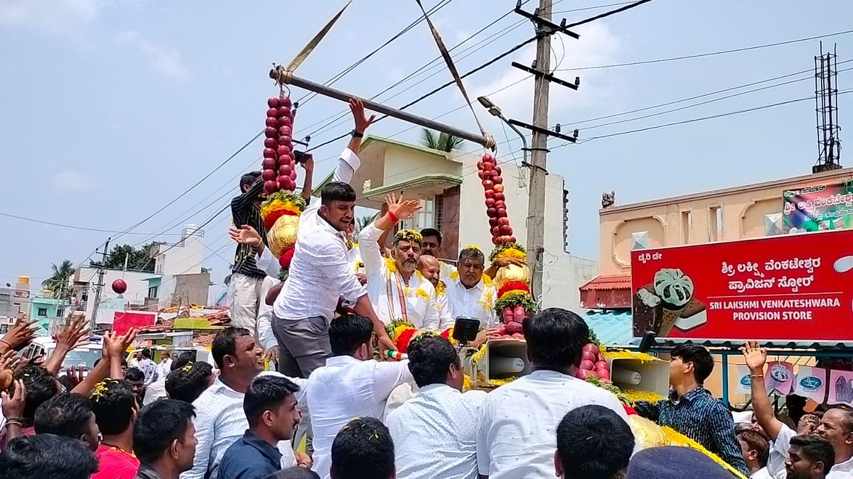 ರಾಮನಗರ ಜಿಲ್ಲೆಯ ಕನಕಪುರ ತಾಲ್ಲೂಕಿನ ಕಲ್ಲಹಳ್ಳಿ ಗ್ರಾಮಕ್ಕೆ ಶನಿವಾರ ಭೇಟಿ ನೀಡಿದ ಉಪ ಮುಖ್ಯಮಂತ್ರಿ ಡಿ.ಕೆ. ಶಿವಕುಮಾರ್ ಅವರಿಗೆ ಕಾಂಗ್ರೆಸ್ ಕಾರ್ಯಕರ್ತರು ಸೇಬಿನ ಬೃಹತ್ ಹಾರ ಹಾಕಿ ಸ್ವಾಗತಿಸಿದರು
– ಪ್ರಜಾವಾಣಿ ಚಿತ್ರ