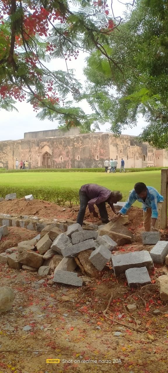 ಹಂಪಿಯ ರಾಣಿ ಸ್ನಾನಗೃಹ ಬಳಿ ನಡೆಯುತ್ತಿರುವ ಗೋಡೆ ನಿರ್ಮಾಣ ಕಾಮಗಾರಿ