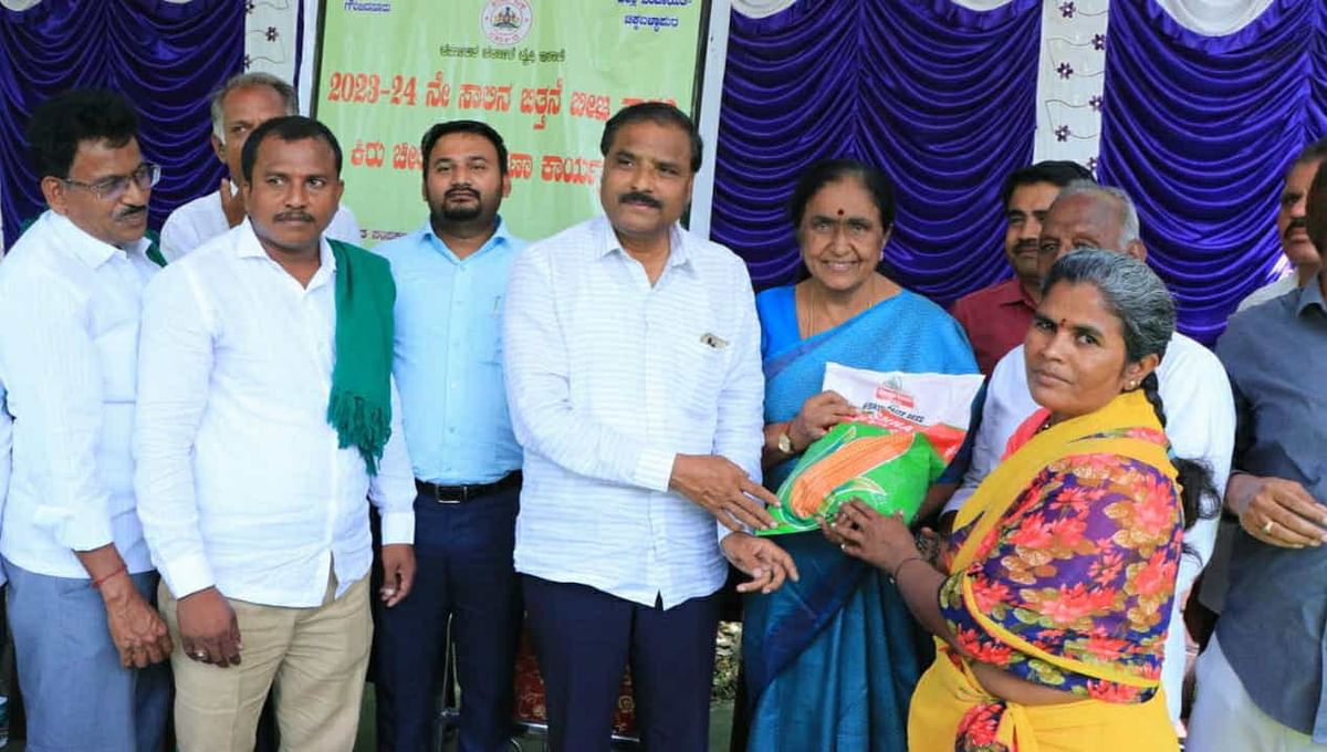 ಗೌರಿಬಿದನೂರು ನಗರದಲ್ಲಿನ ಕಸಬಾ ರೈತ ಸಂಪರ್ಕ ‌ಕೇಂದ್ರದಲ್ಲಿ ರೈತರಿಗೆ ಬಿತ್ತನೆ ಬೀಜ ವಿತರಣೆ ಮಾಡಿದ ಶಾಸಕ ಕೆ.ಎಚ್.ಪುಟ್ಟಸ್ವಾಮಿಗೌಡ