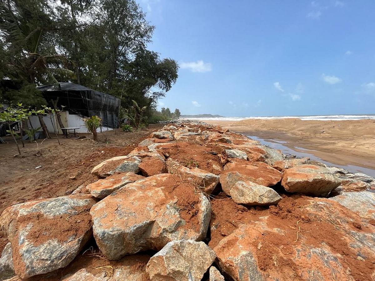 ಗೋಕರ್ಣದ ಮುಖ್ಯ ಕಡಲತೀರದ ರುದ್ರಪಾದದ ಬಳಿ ಕಡಲು ಕೊರೆತದ ಹಾನಿ ತಡೆಗೆ ಅಲೆ ತಡೆಗೋಡೆ ನಿರ್ಮಿಸಿರುವುದು.