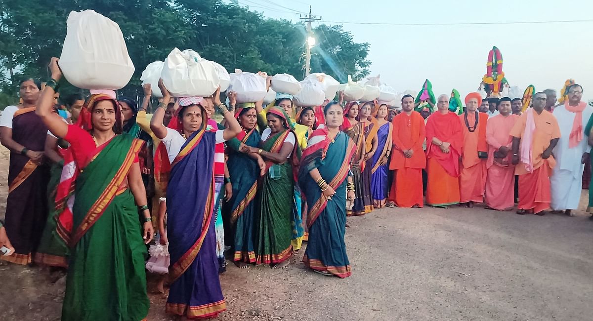 ಬಿಲ್ ಕೆರೂರ ಗ್ರಾಮದಲ್ಲಿ ಶುಕ್ರವಾರ ಗ್ರಾಮಸ್ಥರು ಬುತ್ತಿರೊಟ್ಟಿ ಮಾಡಿಕೊಂಡು ತಲೆಯ ಮೇಲೆ ಹೊತ್ತು ಮೆರವಣಿಗೆ ಮೂಲಕ ಬಿಲ್ವಾಶ್ರಮ ಹಿರೇಮಠಕ್ಕೆ ಬಂದರು.
