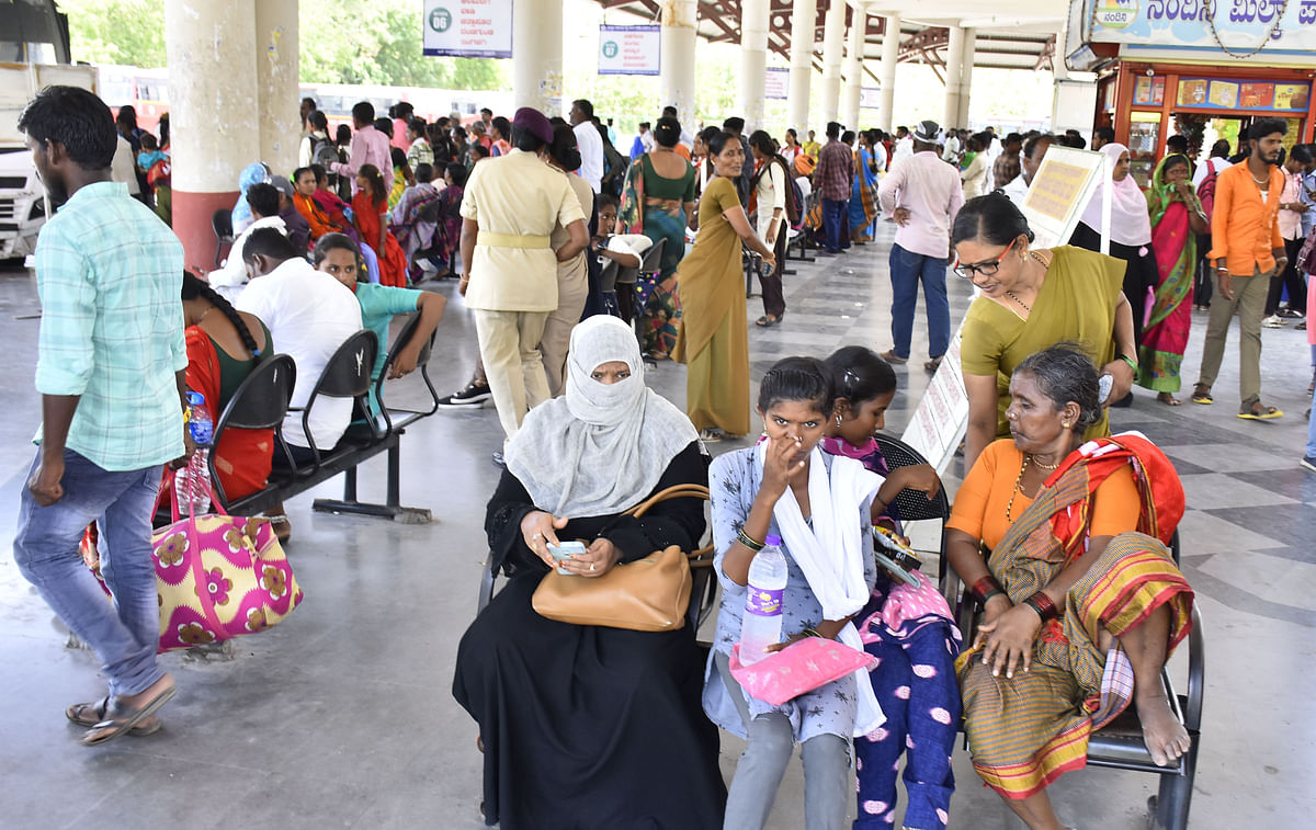 ಯಾದಗಿರಿ ನಗರದ ಕೇಂದ್ರ ಬಸ್‌ ನಿಲ್ದಾಣದಲ್ಲಿ ಗೃಹ ರಕ್ಷಕ ದಳ ಮಹಿಳಾ ಸಿಬ್ಬಂದಿ ಕರ್ತವ್ಯ ನಿರ್ವಹಿಸುತ್ತಿರುವುದು