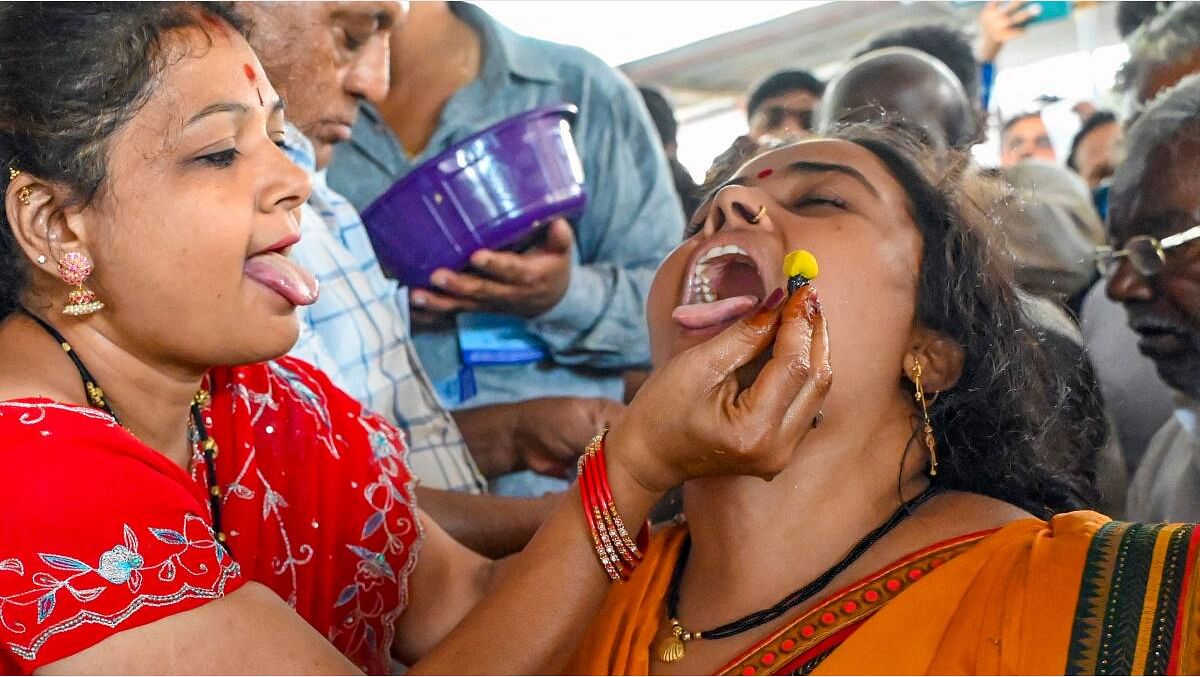 Photos| ಹೈದರಾಬಾದ್‌ನಲ್ಲಿ ಮೂರು ವರ್ಷಗಳ ಬಳಿಕ ‘ಅಸ್ತಮ ಮೀನು ಪ್ರಸಾದ’ ವಿತರಣೆ