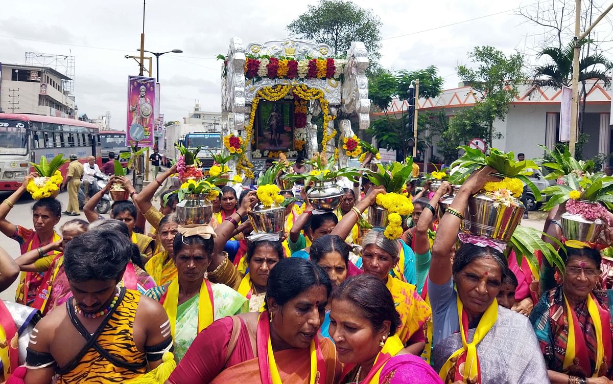 ಕೆಂಪೇಗೌಡರ ಜಯಂತ್ಯುತ್ಸವ ಕಾರ್ಯಕ್ರಮಕ್ಕೂ ಮುನ್ನ ಮಹಿಳೆಯರು ಪೂರ್ಣ ಕುಂಭದೊಂದಿಗೆ ಕೆಂಪೇಗೌಡರ ಭಾವಚಿತ್ರವನ್ನು ಬೆಳ್ಳಿರಥದಲ್ಲಿ ಮೆರವಣಿಗೆ ನಡೆಸಲಾಯಿತು