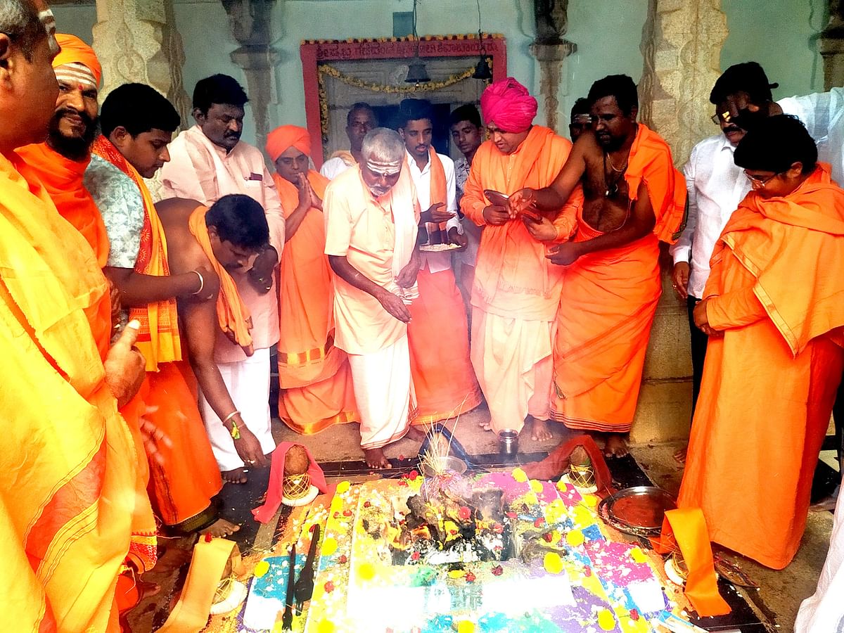 ಲಿಂಗಸುಗೂರು ತಾಲ್ಲೂಕು ದೇವರಭೂಪುರದಲ್ಲಿ ಬುಧವಾರ ಲಿಂಗೈಕ್ಯ ಗಜದಂಡ ಶಿವಾಚಾರ್ಯರ ನಿಮಿತ್ಯ ಆಯೋಜಿಸಿದ್ದ ಹೋಮದಲ್ಲಿ ವೀರಾಪುರ ಹಿರೇಮಠದ ಡಾ. ಮರುಳಸಿದ್ಧ ಪಂಡಿತಾರಾಧ್ಯ ಶಿವಾಚಾರ್ಯರು ಆಹುತಿ ಸಮರ್ಪಿಸಿದರು