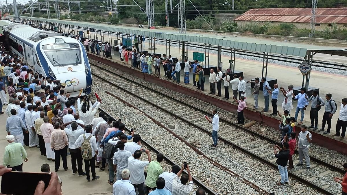 ರಾಣೆಬೆನ್ನೂರಿನ ರೈಲ್ವೆ ನಿಲ್ದಾಣದಲ್ಲಿ ಒಂದೇ ಭಾರತ್‌ ಎಕ್ಸ್‌ಪ್ರೆಸ್‌ ನೂತನ ರೈಲ್ವೆ ರಾಣೆಬೆನ್ನೂರಿಗೆ ಆಗಮಿಸಿದ್ದಕ್ಕೆ ವಿಧಾನ ಸಭೆ ಮಾಜಿ ಸ್ಪೀಕರ್‌ ಕೆ.ಬಿ.ಕೋಳಿವಾಡ ಅವರು ಹಸಿರು ನಿಶಾನೆ ತೋರಿಸುವ ಮೂಲಕ ಚಾಲನೆ ನೀಡಿದರು