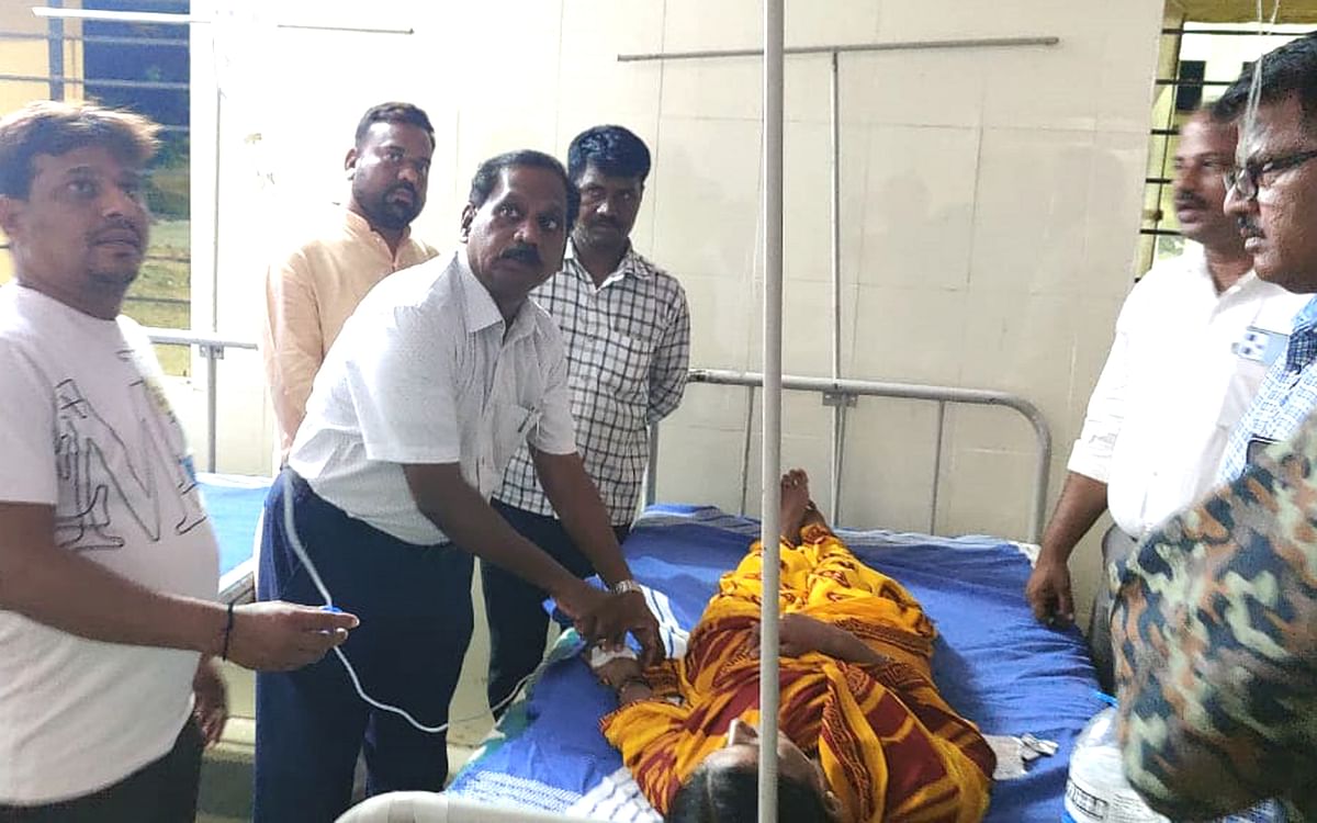 ಲಿಂಗಸುಗೂರು ತಾಲ್ಲೂಕು ಯರಗುಂಟಿಗೆ ಶುಕ್ರವಾರ ಮಧ್ಯರಾತ್ರಿ ಭೇಟಿ ನೀಡಿದ್ದ ಜಿಲ್ಲಾ ಆರೋಗ್ಯಾಧಿಕಾರಿ ಸುರೇಂದ್ರ ಬಾಬು ರೋಗಿಗಳಿಗೆ ಸ್ವತಃ ಚಿಕಿತ್ಸೆ ನೀಡಿ ಆತ್ಮಸ್ಥೈರ್ಯ ತುಂಬಿದರು