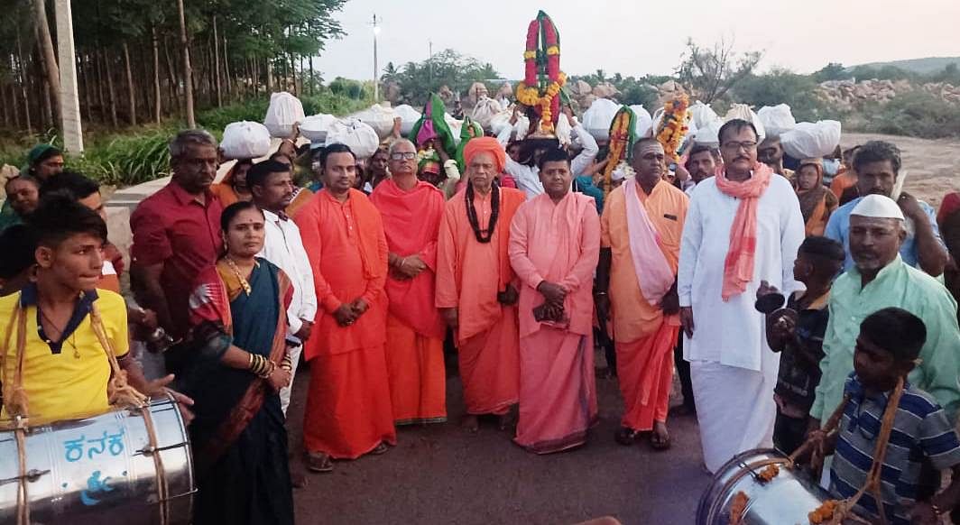ಬಿಲ್ ಕೆರೂರ ಗ್ರಾಮದಲ್ಲಿ ಶುಕ್ರವಾರ ಗ್ರಾಮಸ್ಥರು ಬುತ್ತಿರೊಟ್ಟಿ ಮಾಡಿಕೊಂಡು ತಲೆಯ ಮೇಲೆ ಹೊತ್ತು ಮೆರವಣಿಗೆ ಮೂಲಕ ಬಿಲ್ವಾಶ್ರಮ ಹಿರೇಮಠಕ್ಕೆ ಬಂದರು.