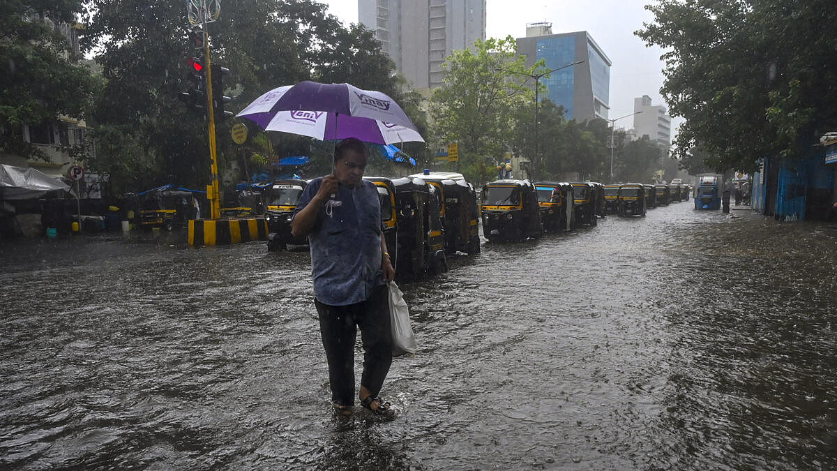 PHOTOS | Mumbai Rains: ಮುಂಬೈನಲ್ಲಿ ಧಾರಾಕಾರ ಮಳೆ, ತಗ್ಗು ಪ್ರದೇಶ ಜಲಾವೃತ