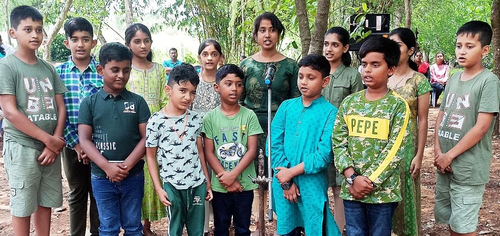 ದೇವರ ಕಾಡಿನಲ್ಲಿ ನಡೆದ ಕಾರ್ಯಕ್ರಮದಲ್ಲಿ ಮಕ್ಕಳು ಪರಿಸರ ಗೀತೆ ಹಾಡಿದರು.