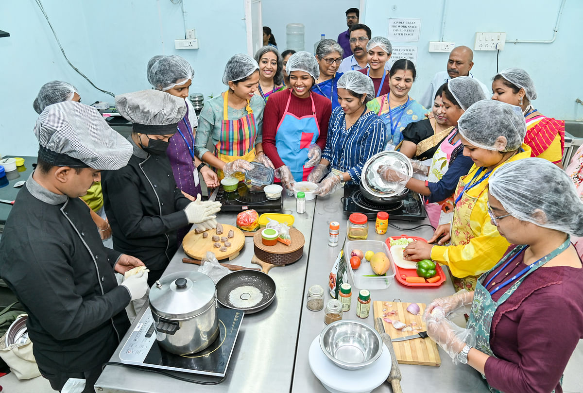 ಸಿಎಫ್‌ಟಿಆರ್‌ಐನಲ್ಲಿ ಏರ್ಪಡಿಸಿದ್ದ ಅಡುಗೆ ಸ್ಪರ್ಧೆಯಲ್ಲಿ ತಿನಿಸು ಸಿದ್ಧಪಡಿಸಿದ ವಿದ್ಯಾರ್ಥಿಗಳು –ಪ್ರಜಾವಾಣಿ ಚಿತ್ರ