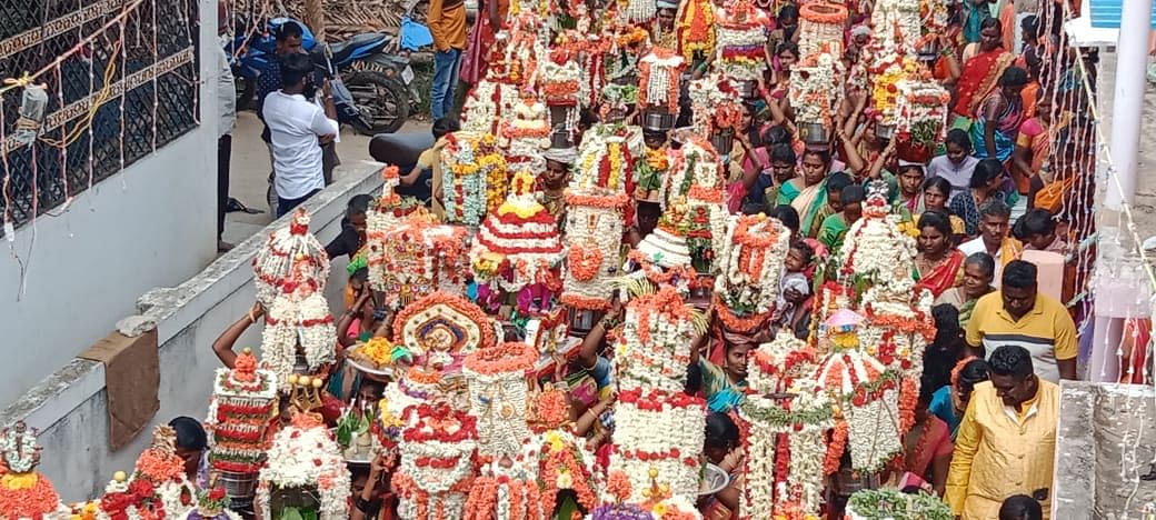 ಸಾದಲಿ ಗ್ರಾಮದ ವಿವಿಧ ಬೀದಿಗಳಲ್ಲಿ ದೀಪದ ಮೆರವಣಿಗೆ ನಡೆಯಿತು 