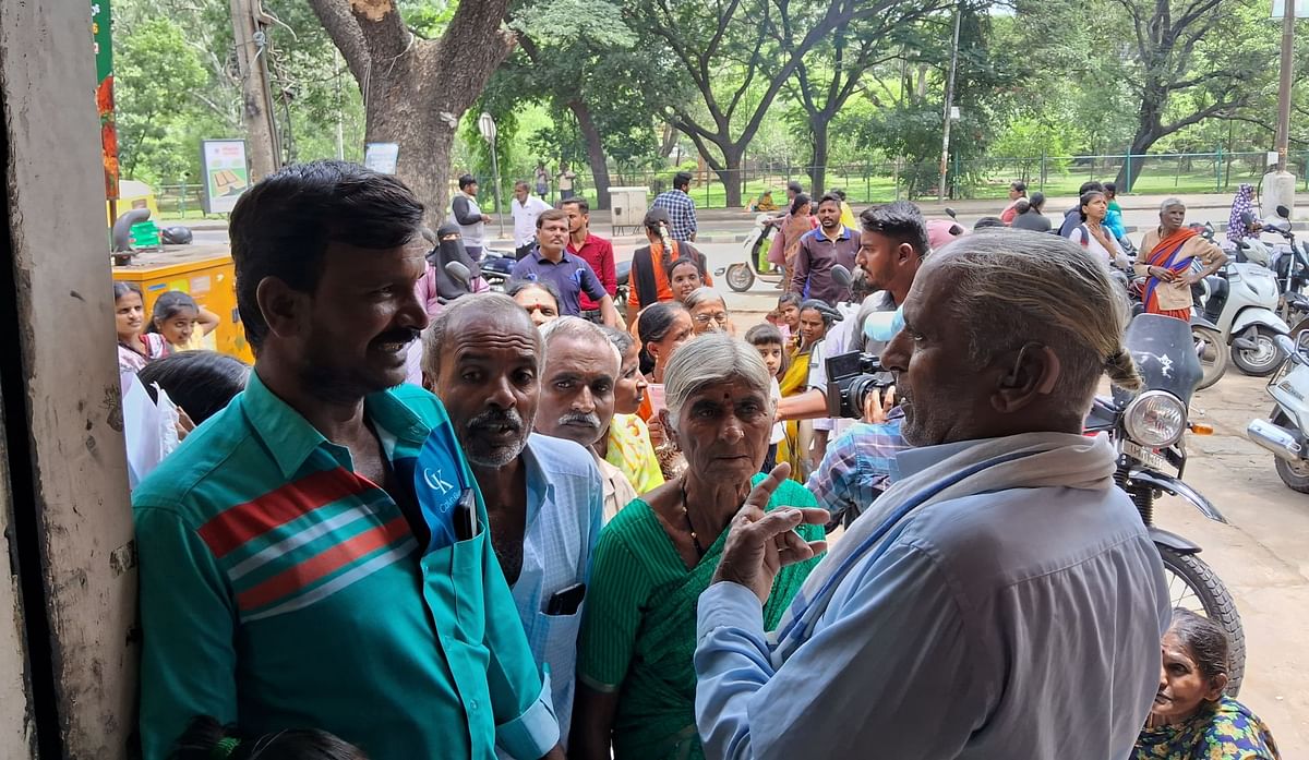 ಸೌತ್‌ ಇಂಡಿಯನ್‌ ಬ್ಯಾಂಕ್‌ ಶಾಖೆ ಎದುರು ಜನಜಂಗುಳಿ