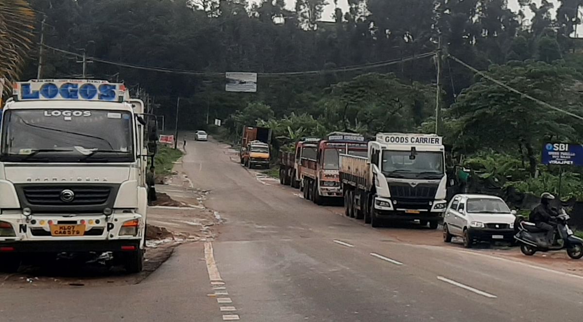 ಮಠದ ಗದ್ದೆಯ ಬಳಿ ಭಾರಿ ವಾಹನಗಳು ನಿಲುಗಡೆಗೊಳಿಸಿರುವುದು 