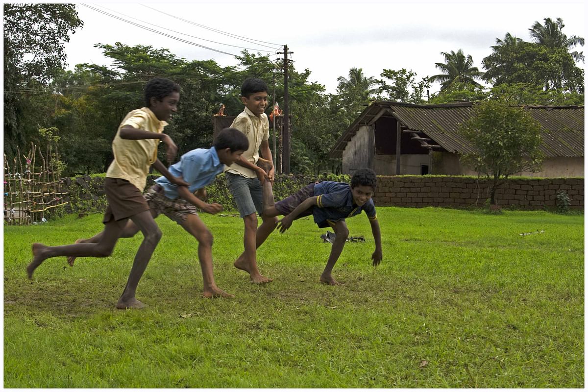 ಹಸಿರು ತಾಣದಲ್ಲಿ ಚಿಣ್ಣರ ಆಟದ ಚಿತ್ರಿಕೆ