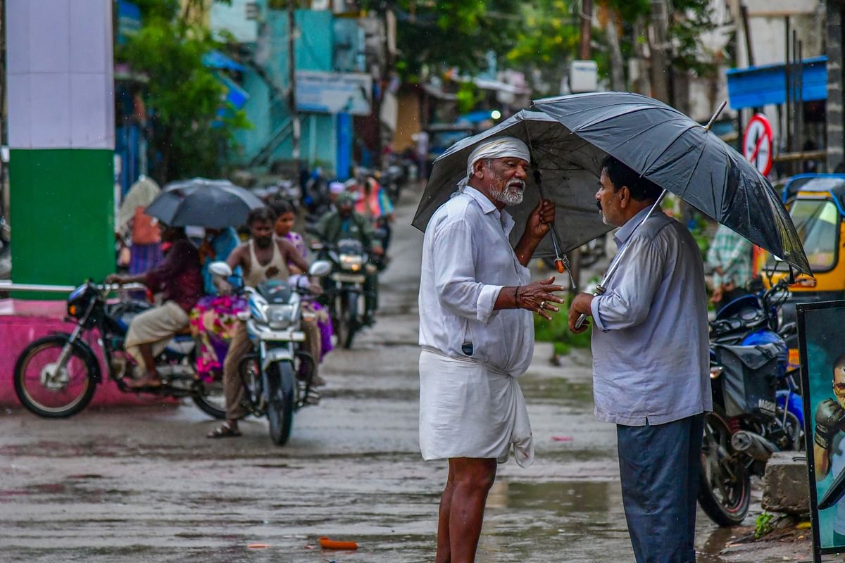 ಕೊಪ್ಪಳದಲ್ಲಿ ಗುರುವಾರ ಸುರಿದ ಮಳೆಯ ನಡುವೆಯೂ ಇಬ್ಬರು ಕೊಡೆಯ ಆಶ್ರಯದಲ್ಲಿ ಕುಶಲೋಪರಿ ವಿಚಾರಿಸಿಕೊಳ್ಳುವಲ್ಲಿ ತಲ್ಲೀನರಾಗಿದ್ದ ದೃಶ್ಯ –ಪ್ರಜಾವಾಣಿ ಚಿತ್ರ/ಭರತ್‌ ಕಂದಕೂರ