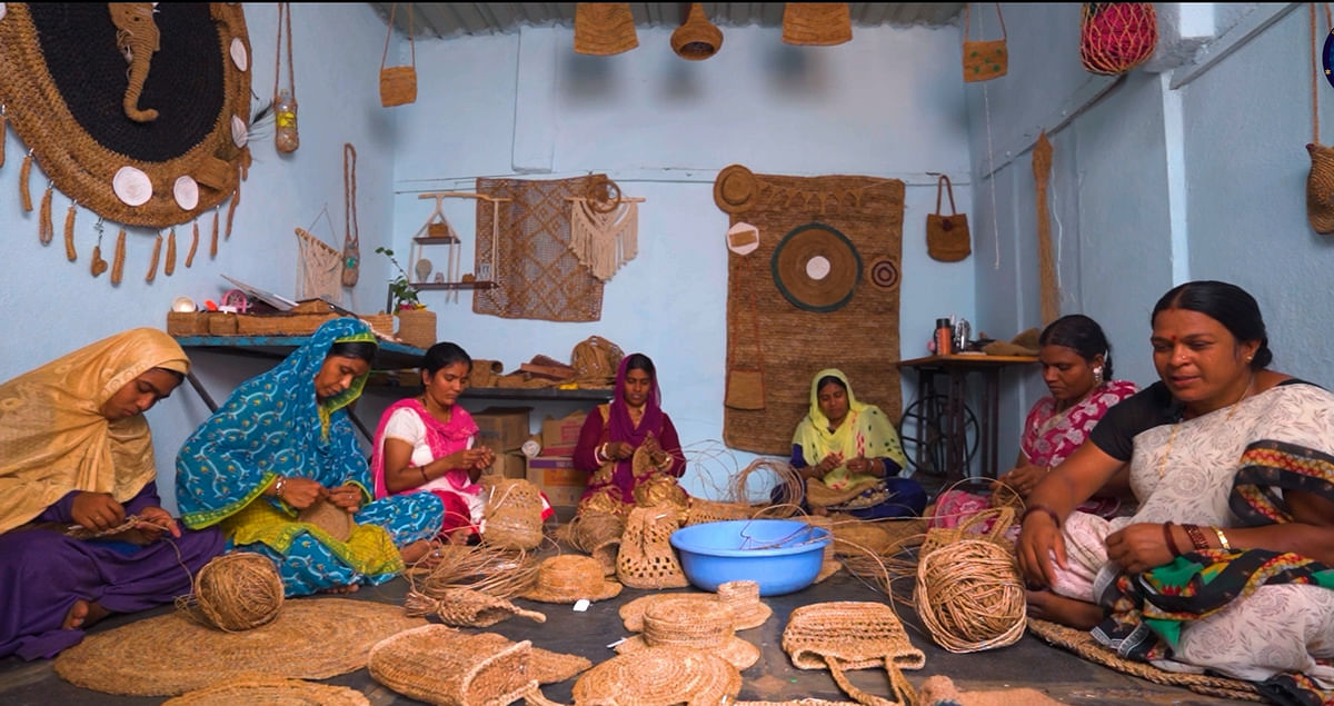 ಕಂಪ್ಲಿ ವಿಶ್ ನೇಚರ್ ಗೃಹ ಉದ್ಯಮದಲ್ಲಿ ಬಾಳೆನಾರಿನ ಉತ್ಪನ್ನಗಳನ್ನು ಸಿದ್ಧಪಡಿಸುತ್ತಿರುವ ಮಹಿಳೆಯರು