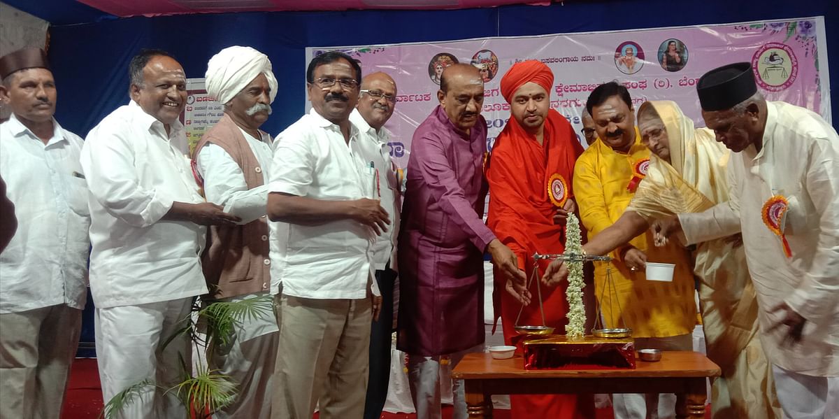 ನರಗುಂದದಲ್ಲಿ ಕರ್ನಾಟಕ ರಾಜ್ಯ ಬಣಜಿಗ ಸಮಾಜದ ಕ್ಷೇಮಾಭಿವೃದ್ಧಿ ಸಂಘದ ತಾಲ್ಲೂಕು ಘಟಕದ ಆಶ್ರಯದಲ್ಲಿ ನಡೆದ ಪ್ರತಿಭಾ ಪುರಸ್ಕಾರ ಹಾಗೂ ಸನ್ಮಾನ ಸಮಾರಂಭವನ್ನು ವಿಧಾನಸಭೆ ಮುಖ್ಯ ಸಚೇತಕರಾಮದುರ್ಗ ಶಾಸಕ ಅಶೋಕ ಪಟ್ಟಣ ತಕ್ಕಡಿ ತೂಗುವ ಮೂಲಕ ಉದ್ಘಾಟಿಸಿದರು.