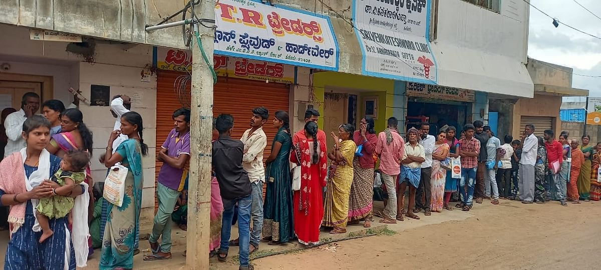 ಹನೂರು ಬಿಎಸ್‌ಎನ್‌ಎಲ್‌ ಕೇಂದ್ರದ ಮುಂದೆ ಆಧಾರ್‌ ತಿದ್ದುಪಡಿಗಾಗಿ ಸರತಿ ಸಾಲಿನಲ್ಲಿ ನಿಂತ ಜನರು