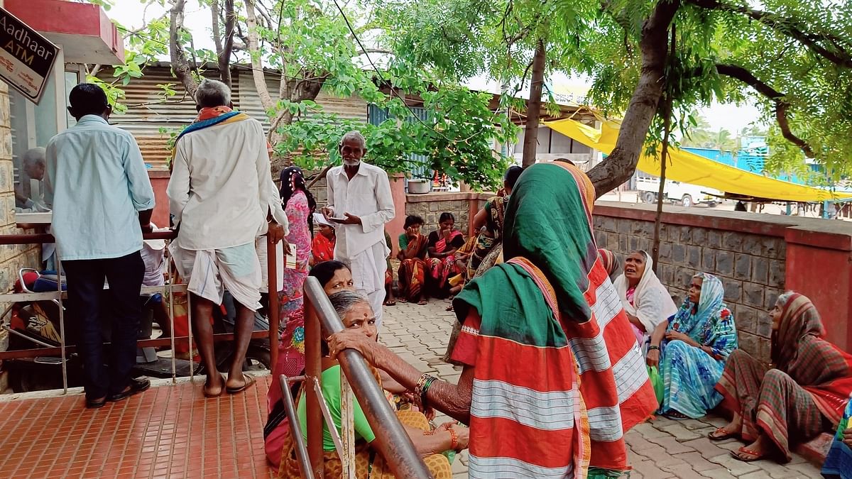 ತಾವರಗೇರಾ | ಆಧಾರ್–ಮೊಬೈಲ್ ಸಂಖ್ಯೆ ಜೋಡಣೆಗೆ ಜನರ ಪರದಾಟ