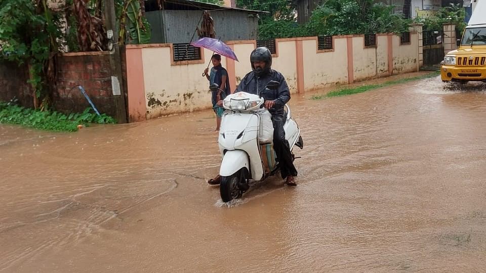 PHOTOS | Karnataka rains: ಕರ್ನಾಟಕದಲ್ಲಿ ಧಾರಾಕಾರ ಮಳೆ, ರಸ್ತೆಗಳು ಜಲಾವೃತ 