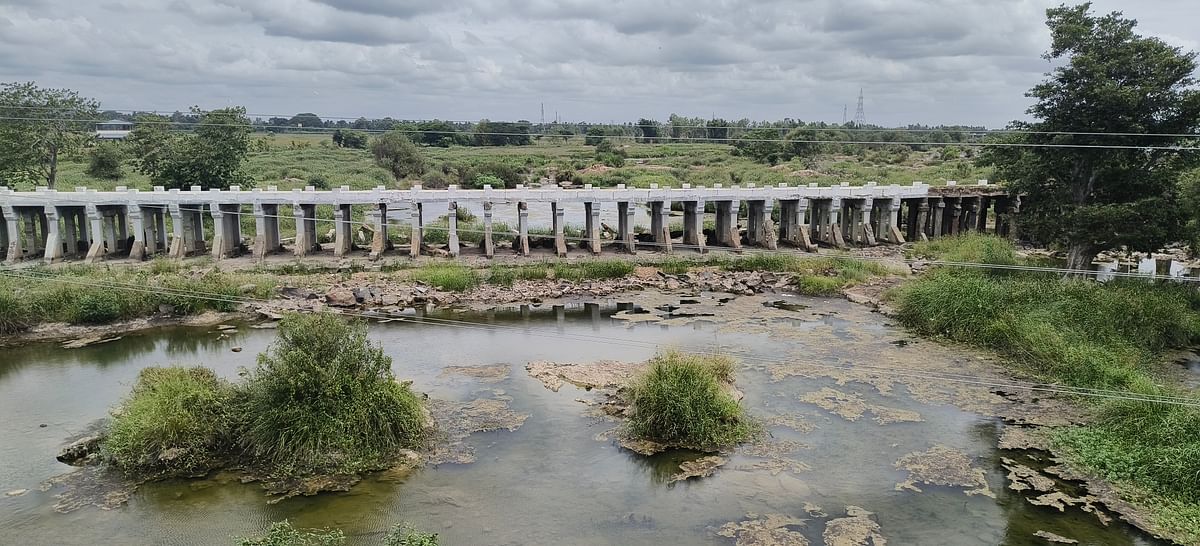 ಕೊಳ್ಳೇಗಾಲ ತಾಲ್ಲೂಕಿನ ವೆಸ್ಲಿ ಸೇತುವೆಯ ಬಳಿ ಕಾವೇರಿ ನೀರಿನ ಹರಿವು ಸ್ಥಗಿತಗೊಂಡಿದೆ