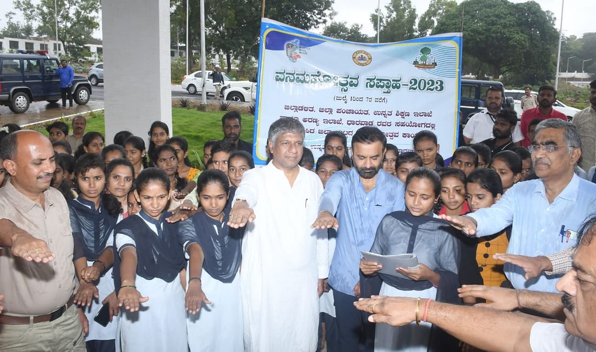 ಧಾರವಾಡದ ಹಳಿಯಾಳ ರಸ್ತೆಯಲ್ಲಿರುವ ಉನ್ನತ ಶಿಕ್ಷಣ ಅಕಾಡೆಮಿ ಆವರಣದಲ್ಲಿ ನಡೆದ ಕಾರ್ಯಕ್ರಮದಲ್ಲಿ ವಿದ್ಯಾರ್ಥಿನಿಯೊಬ್ಬರು ಕೋಟಿ ವೃಕ್ಷ ಅಭಿಯಾನದ ಪ್ರತಿಜ್ಞಾ ವಿಧಿ ಬೋಧಿಸಿದರು. ಜಿಲ್ಲಾ ಉಸ್ತುವಾರಿ ಸಚಿವ ಸಂತೋಷ ಲಾಡ್ ಶಾಸಕ ಅರವಿಂದ ಬೆಲ್ಲದ ಇದ್ದಾರೆ