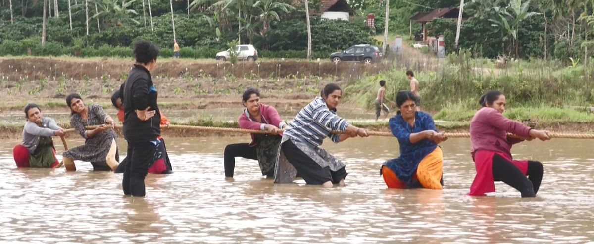 ಮಡಿಕೇರಿ ಸಮೀಪದ ಬಿಳಿಗೇರಿ ಗ್ರಾಮದಲ್ಲಿ ಭಾನುವಾರ ತುಂತ್ತಾಜೆ ಮನೆಸ್ಥಾನದವರ ಗದ್ದೆಯಲ್ಲಿ ಪ್ಲಾಂಟರ್ ಕ್ಲಬ್ ಬಿಳಿಗೇರಿ ಆಯೋಜಿಸಿದ್ದ 3ನೇ ವರ್ಷದ ಮುಕ್ತ ಕೆಸರುಗದ್ದೆ ಕ್ರೀಡಾಕೂಟದಲ್ಲಿ ಮಹಿಳೆಯರು ಹಗ್ಗಜಗ್ಗಾಟ ಆಟದಲ್ಲಿ ಪಾಲ್ಗೊಂಡರು