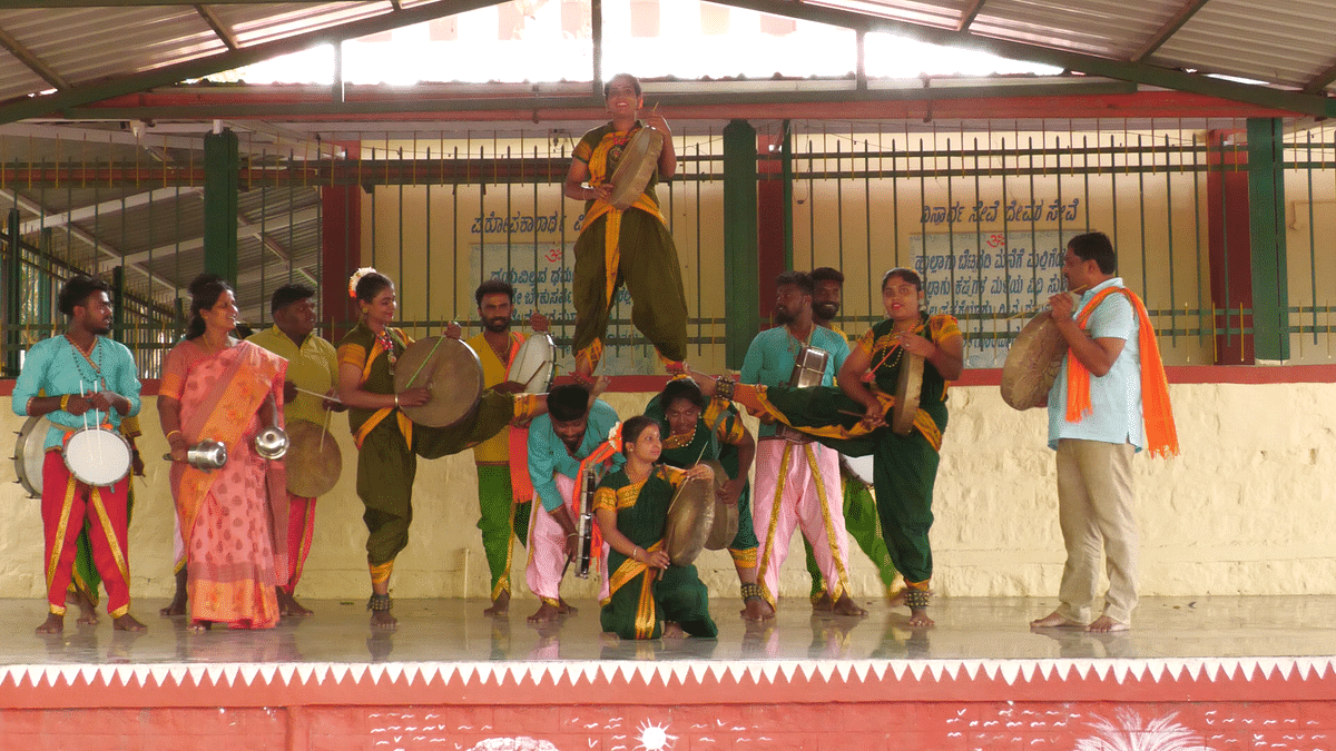 ಕಲಾವಿದರಿಂದ ತಮಟೆ ನೃತ್ಯ ಪ್ರದರ್ಶನ 