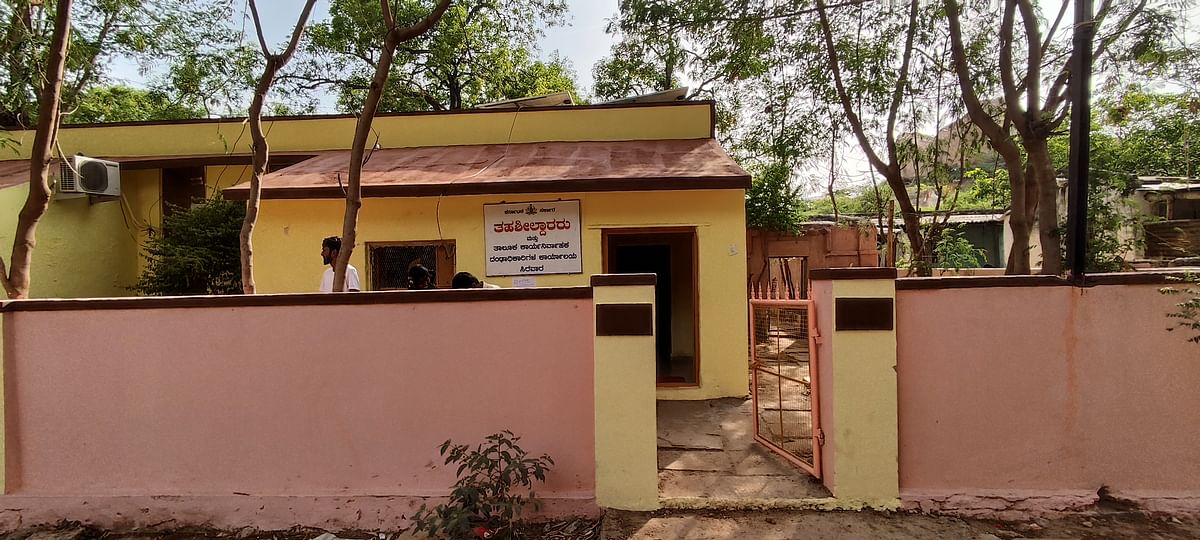 ರಾಯಚೂರು ಜಿಲ್ಲೆಯ ಸಿರವಾರದಲ್ಲಿ ಸಣ್ಣ ಕಟ್ಟಡದಲ್ಲಿರುವ ತಹಶೀಲ್ದಾರ್ ಕಚೇರಿ