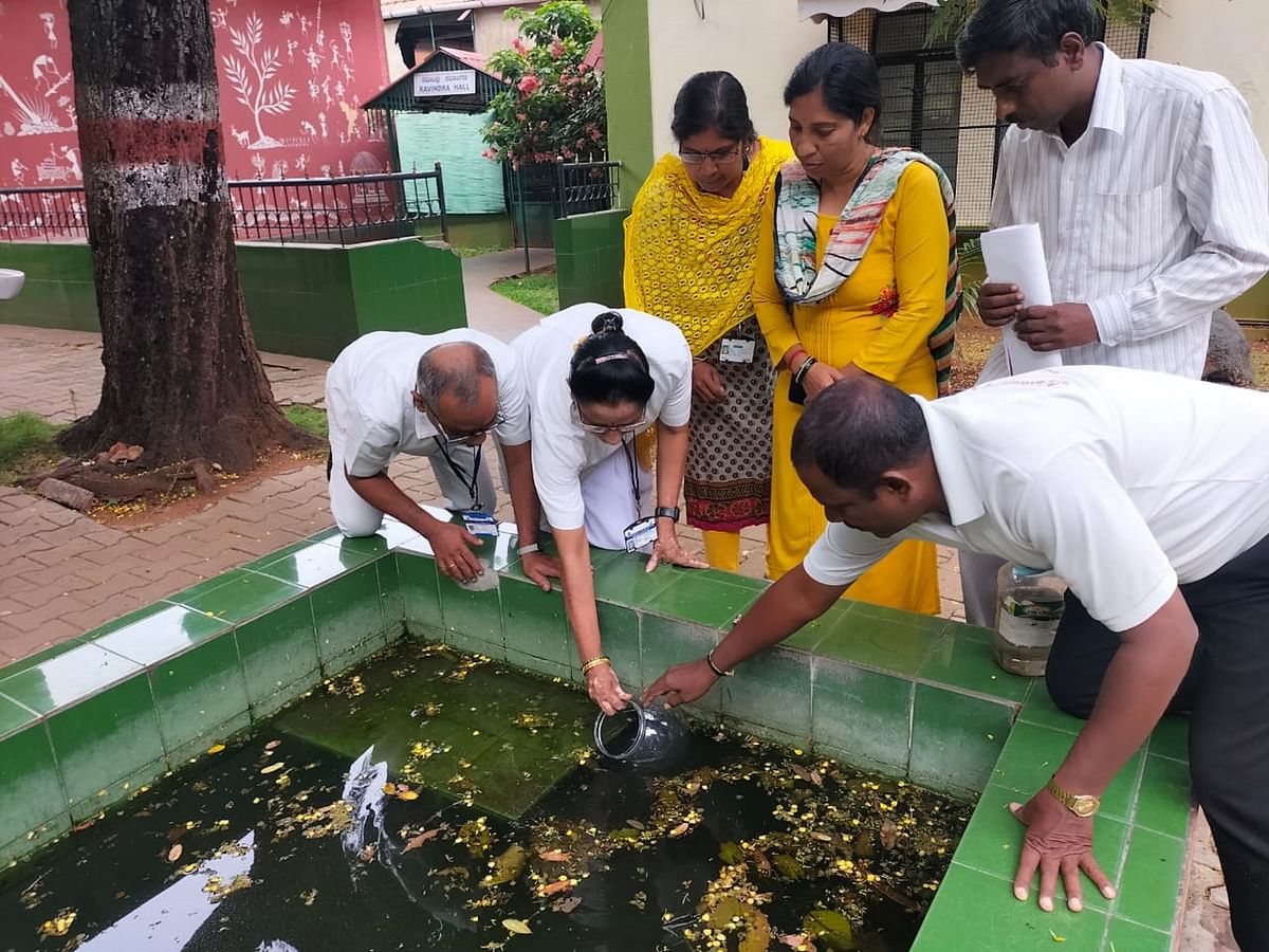 ಲಾರ್ವಾಗಳ ಸಮೀಕ್ಷೆ ಕಾರ್ಯದಲ್ಲಿ ನಿರತರಾದ ಆರೋಗ್ಯ ಇಲಾಖೆಯ ಅಧಿಕಾರಿಗಳು ಹಾಗೂ ಸಿಬ್ಬಂದಿ