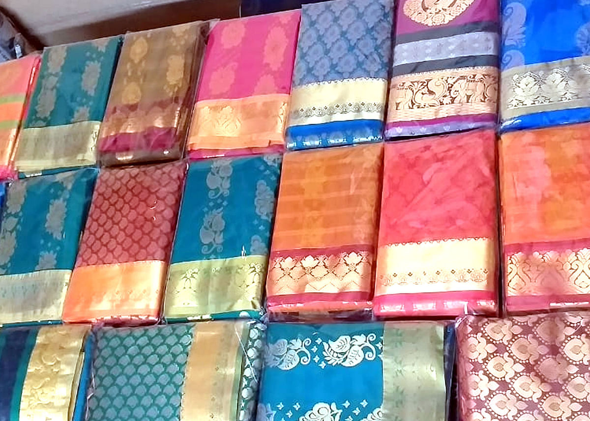 ದೊಡ್ಡಬಳ್ಳಾಪುರದ ವಿದ್ಯುತ್‌ ಮಗ್ಗಗಳಲ್ಲಿ ನೇಯಲಾಗಿರುವ ವಿವಿಧ ವಿನ್ಯಾಸದ ಸೀರೆಗಳು