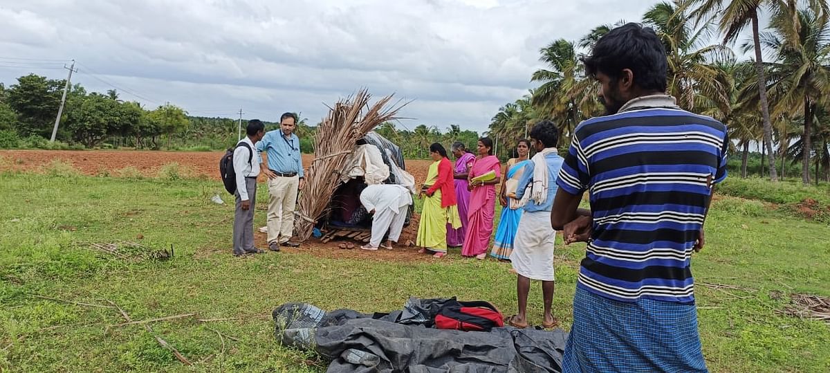 ತುಮಕೂರು ತಾಲ್ಲೂಕಿನ ಮಲ್ಲೇನಹಳ್ಳಿ ಗೊಲ್ಲರಹಟ್ಟಿ ಊರಾಚೆಯ ಗುಡಿಸಲಿನಲ್ಲಿರುವ ಬಾಣಂತಿ ಮತ್ತು ಮಗುವನ್ನು ಆಸ್ಪತ್ರೆಗೆ ಕರೆದೊಯ್ಯುವ ಪ್ರಯತ್ನದಲ್ಲಿ ತೊಡಗಿರುವ ವೈದ್ಯಾಧಿಕಾರಿ ಮತ್ತು ಸಿಬ್ಬಂದಿ 