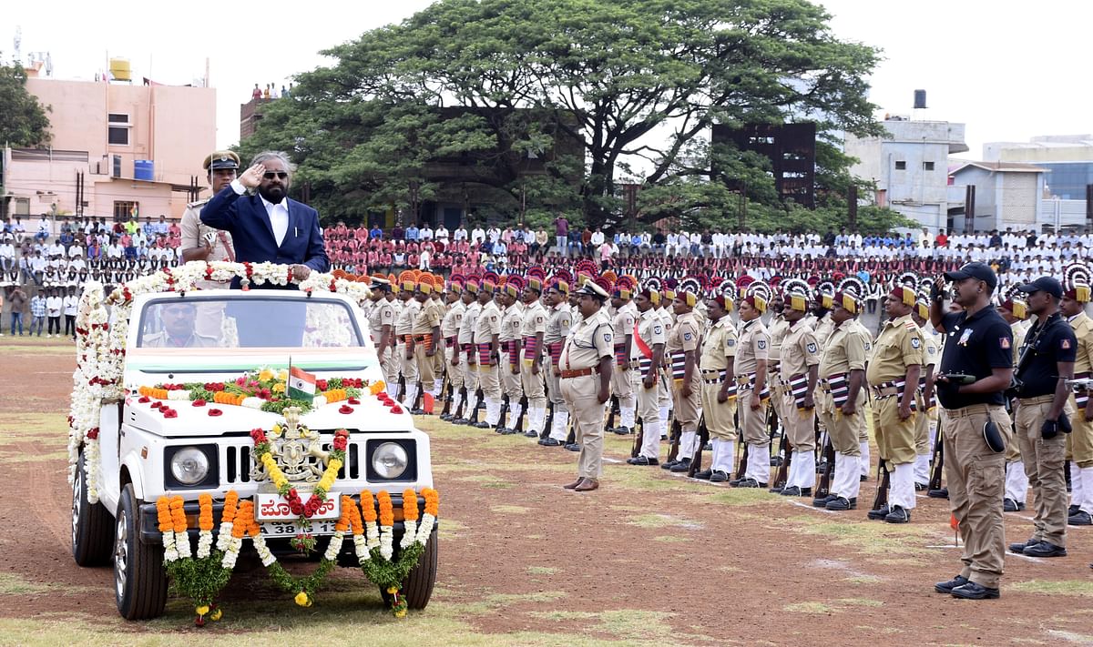 ಜಿಲ್ಲಾ ಉಸ್ತುವಾರಿ ಸಚಿವ ಈಶ್ವರ ಬಿ. ಖಂಡ್ರೆ ಅವರು ಬೀದರ್‌ನ ನೆಹರೂ ಕ್ರೀಡಾಂಗಣದಲ್ಲಿ ಮಂಗಳವಾರ ತ್ರಿವರ್ಣ ಧ್ವಜಾರೋಹಣ ನೆರವೇರಿಸಿದ ನಂತರ ಅಲಂಕರಿಸಿದ ತೆರೆದ ವಾಹನದಲ್ಲಿ ತೆರಳಿ ವಿವಿಧ ತುಕಡಿಗಳಿಂದ ಗೌರವ ವಂದನೆ ಸ್ವೀಕರಿಸಿದರು