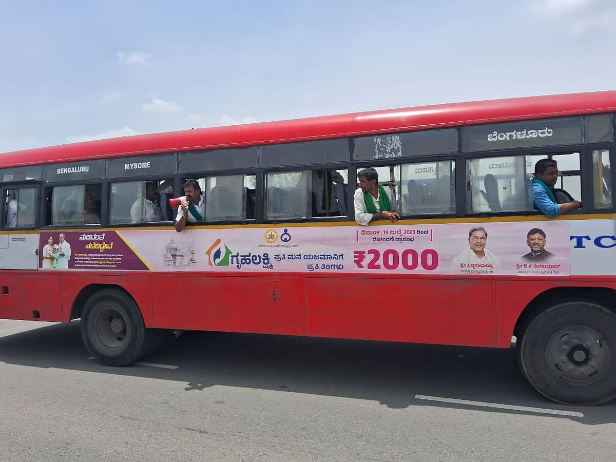 ಬೆಂಗಳೂರು - ಮೈಸೂರು ಎಕ್ಸ್‌ಪ್ರೆಸ್‌ ವೇ ತಡೆಯಲು ಯತ್ನಿಸಿದ ರೈತಸಂಘದ ಸದಸ್ಯರನ್ನು ಪೊಲೀಸರು ಮಂಗಳವಾರ ಬಂಧಿಸಿದರು.