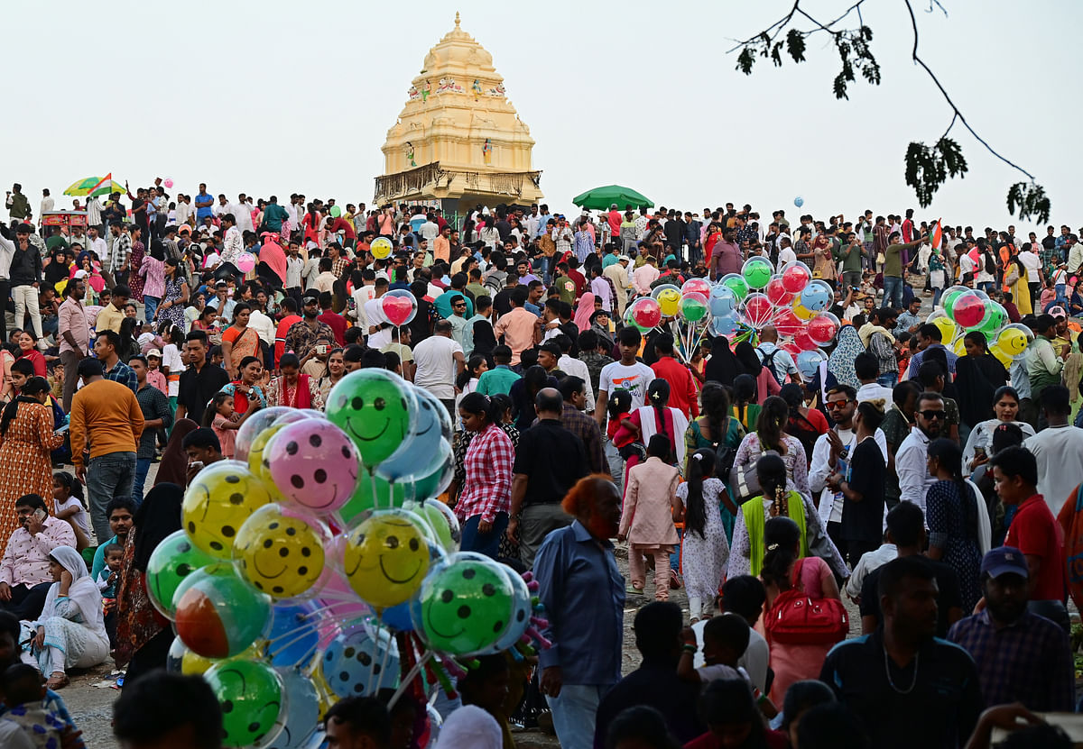 ಲಾಲ್‌ಬಾಗ್‌ನ ಬೆಟ್ಟದ ಮೇಲಿರುವ ಕೆಂಪೇಗೌಡ ಗೋಪರದ ಹತ್ತಿರ ಸೇರಿದ್ದ ಜನಸಾಗರ –ಪ್ರಜಾವಾಣಿ ಚಿತ್ರ/ ರಂಜು ಪಿ