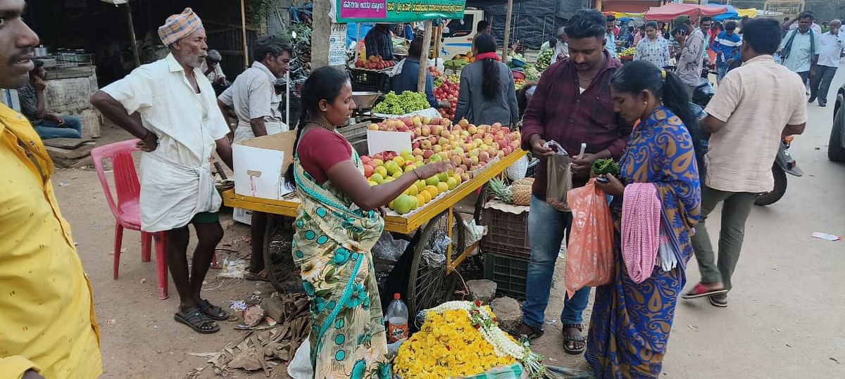 ತುರುವೇಕೆರೆಯಲ್ಲಿ ಹೂವು ಹಣ್ಣು ಖರೀದಿ