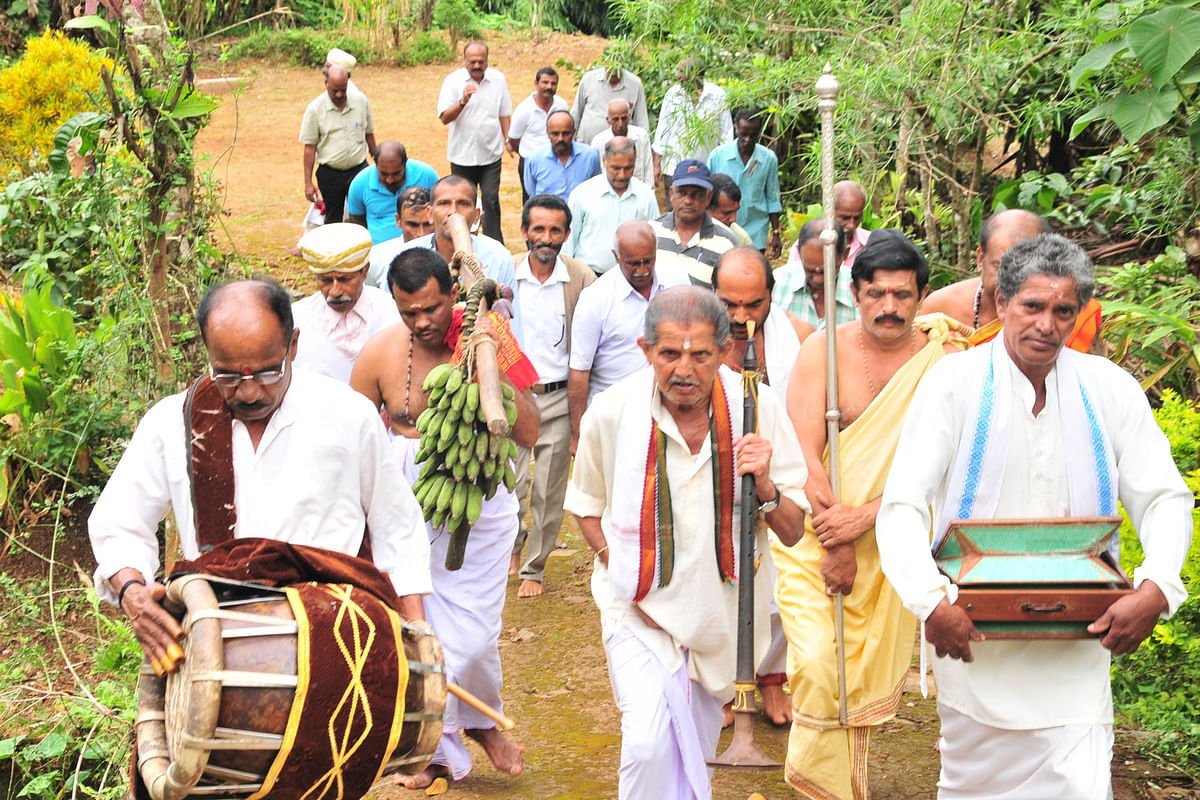 ಬಾಳೆಗೊನೆ ಕಡಿದು ನಾದ ಸ್ವರದೊಂದಿಗೆ ಮೆರವಣಿಗೆ ಮೂಲಕ ಭಗಂಡೇಶ್ವರ ದೇವಾಲಯದ ಸನ್ನಿಧಿಗೆ ಭಕ್ತರು ತೆರಳುತ್ತಿರುವುದು.