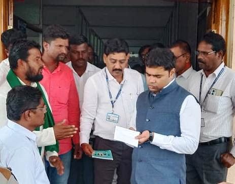 ದೇವರಹಿಪ್ಪರಗಿ ಪಟ್ಟಣದ ತಹಶೀಲ್ದಾರ ಕಚೇರಿಯಲ್ಲಿ ಜಿಲ್ಲಾಧಿಕಾರಿ ಟಿ.ಭೂಬಾಲನ್ ಸಾರ್ವಜನಿಕರ ಕುಂದುಕೊರತೆಗಳ ಮನವಿ ಸ್ವೀಕರಿಸಿ ಮಾತನಾಡಿದರು.