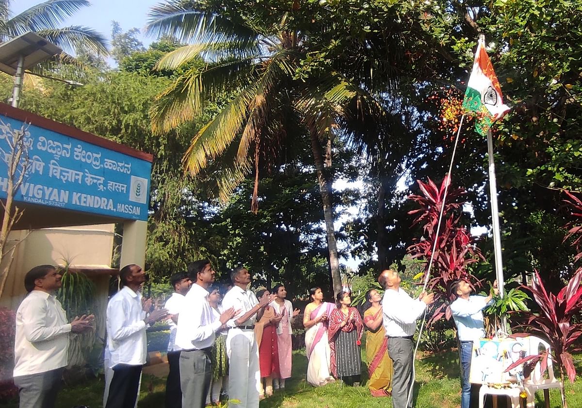 ಕಂದಲಿಯ ಕೃಷಿ ವಿಜ್ಞಾನ ಕೇಂದ್ರದಲ್ಲಿ ಹಿರಿಯ ವಿಜ್ಞಾನಿ ಮುಖ್ಯಸ್ಥ ಡಾ. ರಾಜೇಗೌಡ ಧ್ವಜಾರೋಹಣ ನೆರವೇರಿಸಿದರು.