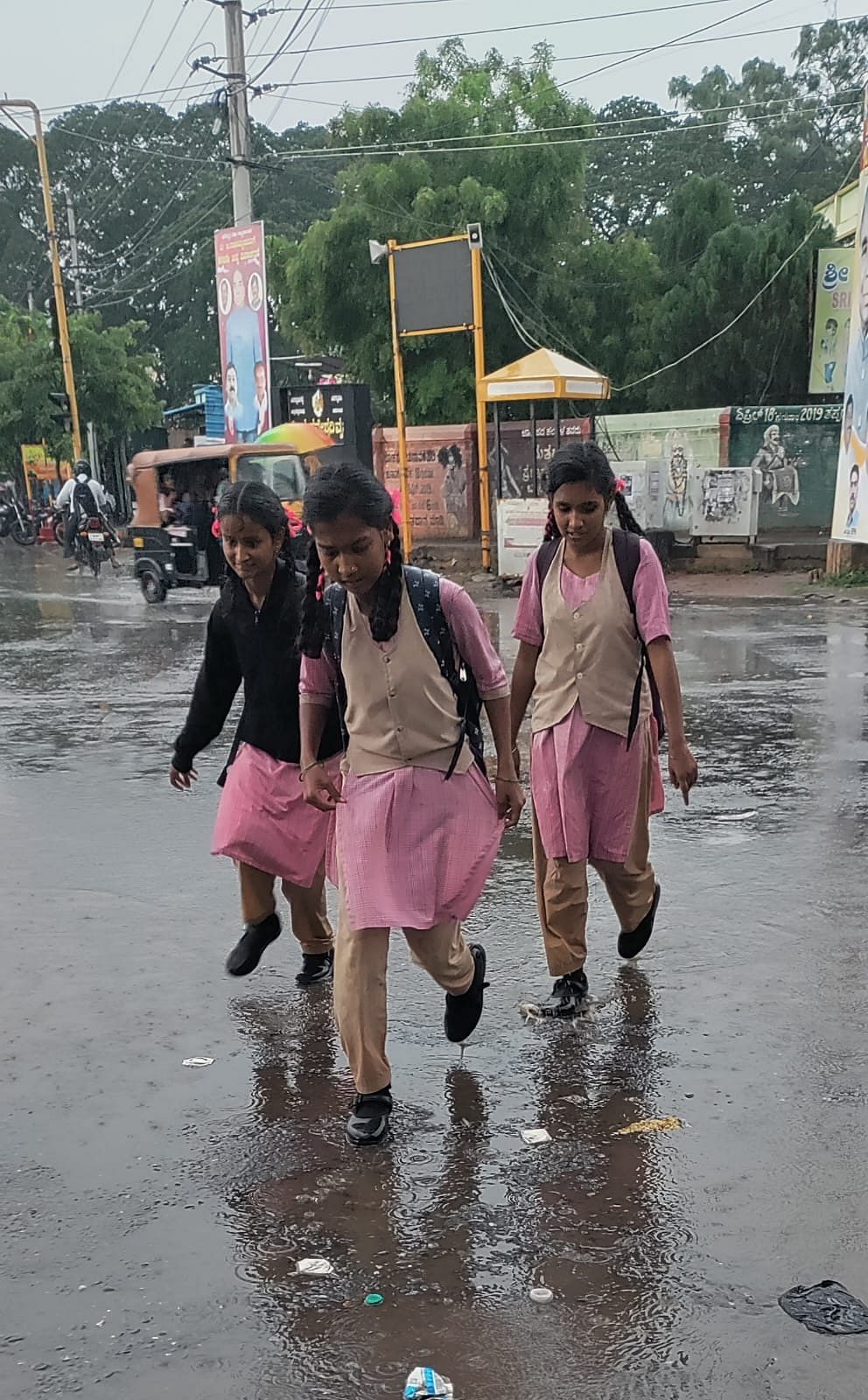 ಚಾಮರಾಜನಗರದಲ್ಲಿ ಗುರುವಾರ ಸಂಜೆ ಸುರಿಯುತ್ತಿದ್ದ ಮಳೆಯ ನಡುವೆಯೇ ವಿದ್ಯಾರ್ಥಿಗಳು ಮನೆಯತ್ತ ಹೆಜ್ಜೆ ಹಾಕಿದರು