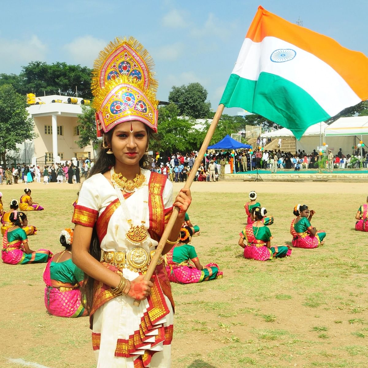 ತ್ರಿವರ್ಣ ಧ್ವಜದೊಂದಿಗೆ ಗಮನ ಸೆಳೆದ ಭಾರತ ಮಾತೆ ವೇಷಧಾರಿ ವಿದ್ಯಾರ್ಥಿನಿ