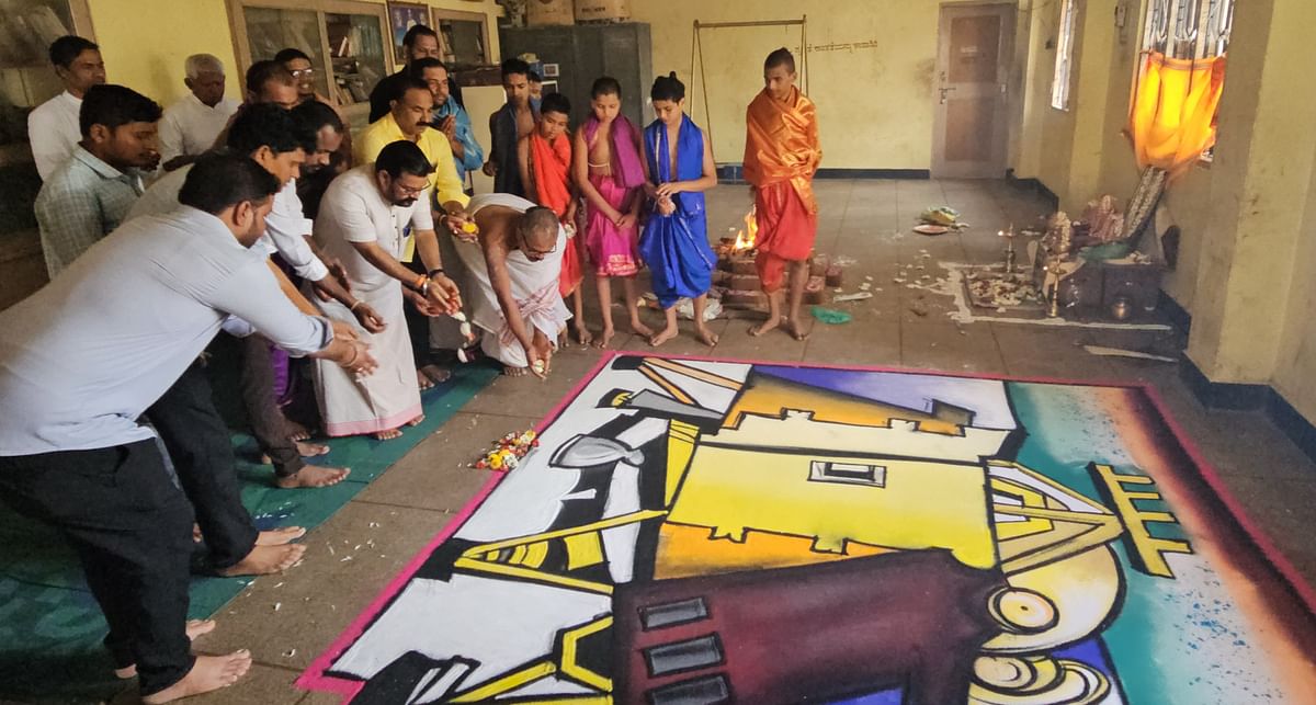ವಿಜಯಪುರದಲ್ಲಿ ಜರುಗಿದ ಸರ್ವಾರ್ಥ ಸಿದ್ಧಿ ಯಾಗ ಧಾರ್ಮಿಕ ಕಾರ್ಯಕ್ರಮದಲ್ಲಿ ಕಲಾವಿದ ತುಕಾರಾಮ ಬೆಣ್ಣೂರ ಅವರ ವಿಕ್ರಂ ಲ್ಯಾಂಡರ್ ಹಾಗೂ ಬಾಹ್ಯಾಕಾಶದ ರಂಗೋಲಿ
