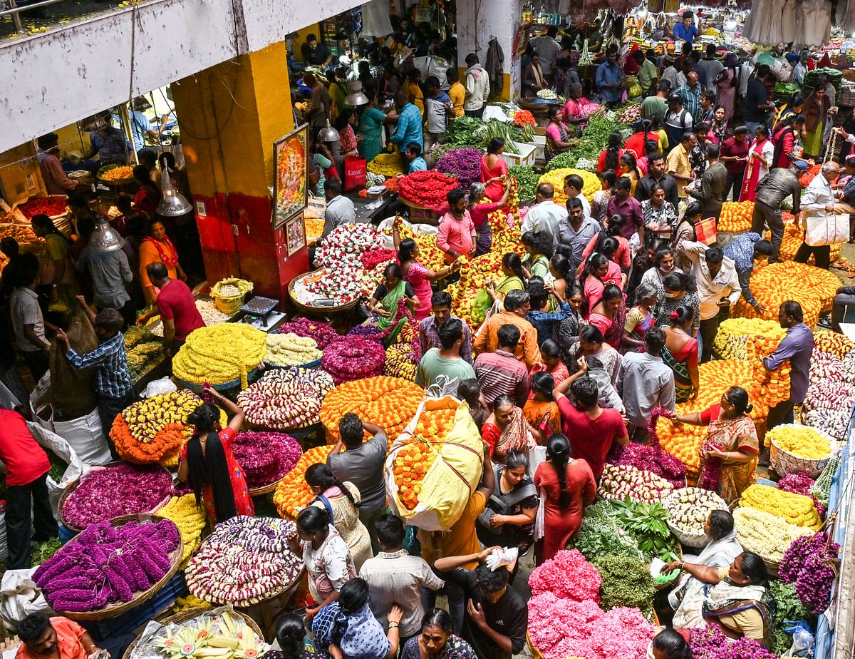ನಗರದ ಕೆ.ಆರ್. ಮಾರುಕಟ್ಟೆಯಲ್ಲಿ ವರಮಹಾಲಕ್ಷ್ಮಿ ಹಬ್ಬಕ್ಕಾಗಿ ಗುರುವಾರ ಜನರು ಹಣ್ಣು–ಹೂವು ಬಾಳೆ ಕಂದು ಮತ್ತು ಇತರ ವಸ್ತುಗಳನ್ನು ಖರೀದಿಸಿದರು. ಪ್ರಜಾವಾಣಿ ಚಿತ್ರ/ಪ್ರಶಾಂತ್ ಎಚ್.ಜಿ.