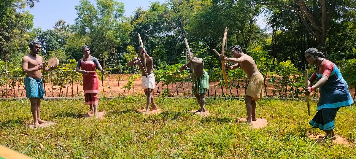 ಗಿರಿಜನ ಬದುಕನ್ನು ಅನಾವರಣಗೊಳಿಸುವ ಶಿಲ್ಪಕಲೆಗಳು