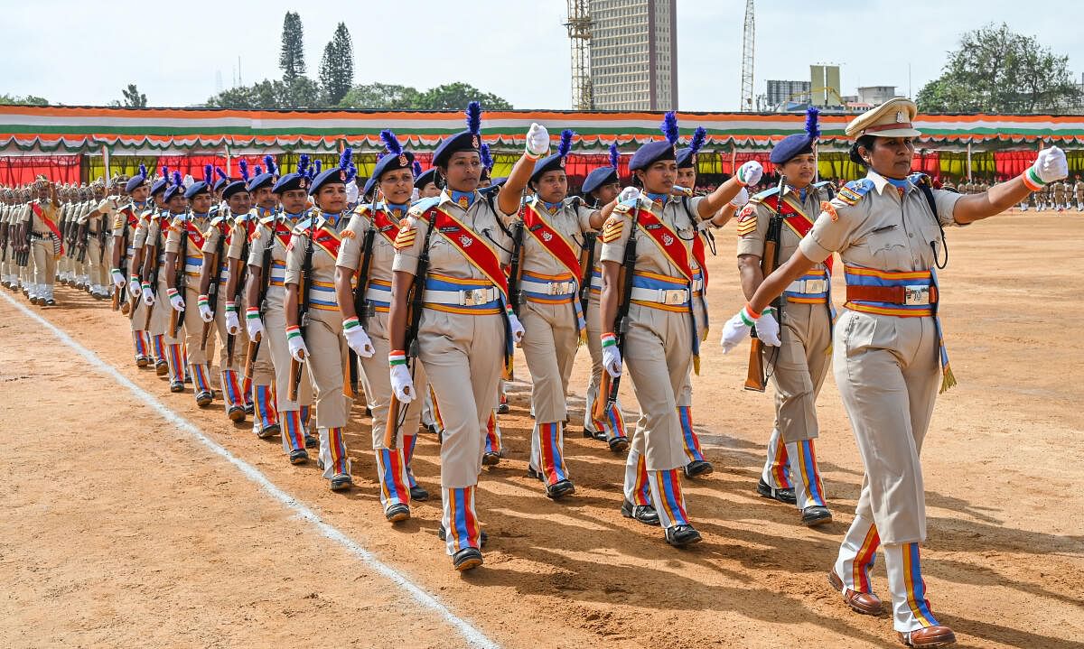 ಮಹಿಳಾ ಪೊಲೀಸರಿಂದ ಪರೇಡ್ ಸಿದ್ಧತೆ